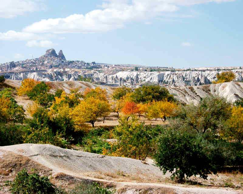 goreme-uchisar.jpg (69681 bytes)